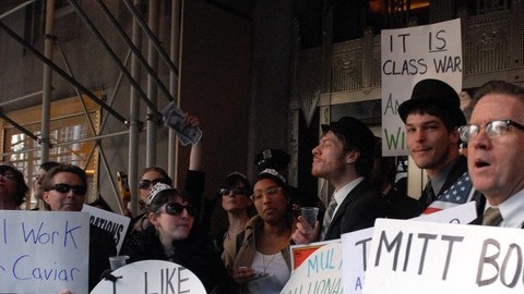 Decenas de personas protestaron ayer frente al Waldorf Astoria donde se encontraba el candidato republicano Mitt Romney.
