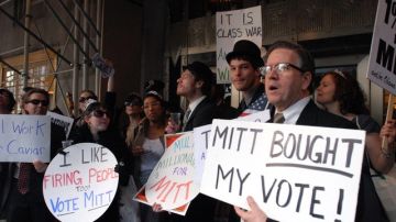 Decenas de personas protestaron ayer frente al Waldorf Astoria donde se encontraba el candidato republicano Mitt Romney.