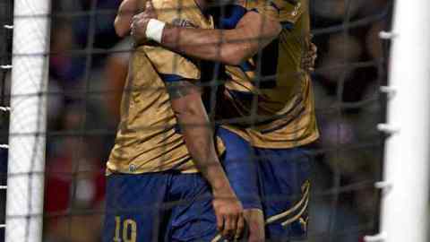 Eduardo Herrera (der.) y Martín Bravo se felicitan luego de anotarle al Metapán salvadoreño en la cancha de Ciudad Universitaria.