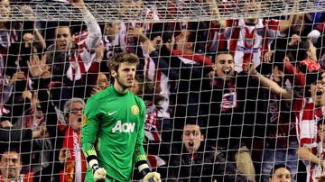 El arquero del Manchester United,  David de Gea (izq.),  no puede ocultar su frustración tras encajar ayer el segundo gol del Bilbao en el estadio San Mamés.