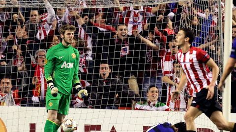El arquero del Manchester United,  David de Gea (izq.),  no puede ocultar su frustración tras encajar ayer el segundo gol del Bilbao en el estadio San Mamés.