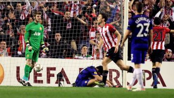 El arquero del Manchester United,  David de Gea (izq.),  no puede ocultar su frustración tras encajar ayer el segundo gol del Bilbao en el estadio San Mamés.