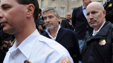 El actor George Clooney al momento de su detención