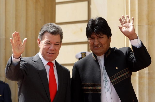 El presidente, Juan Manuel Santos (i) recibe a su homólogo boliviano, Evo Morales  con quien sostuvo  una amplia reunión en la sede del Gobierno.