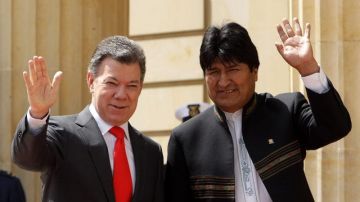 El presidente, Juan Manuel Santos (i) recibe a su homólogo boliviano, Evo Morales  con quien sostuvo  una amplia reunión en la sede del Gobierno.