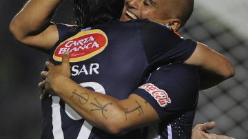 Jorge Fucile  celebra el primer gol del  Santos, que ya es líder de su grupo.
