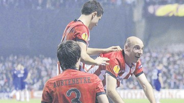 Los jugadores del Athletic Club de Bilbao 'sepultan' a De Marcos, quien anotó el 2-0 ayer sobre los 'red devils' del Manchester United.