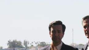 A su llegada a San Juan, Puerto Rico, el precandidato a la presidencia de los Estados Unidos por el Partido Republicano, Mitt Romney, responde las preguntas de la prensa junto al gobernador Luis Fortuño.