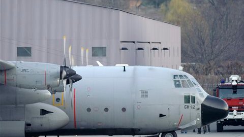 Uno de los aviones Hércules C-130 propiedad del estado belga en el aeropuerto de Sión, Suiza.