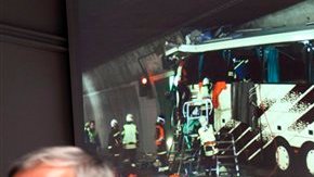 El embajador de Bélgica en Suiza y el alcalde de la población helvética de Sierre describiendo el impacto del accidente.