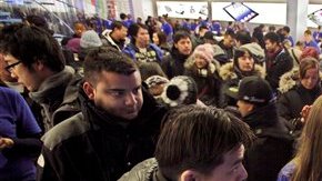 En la tienda localizada en la Quinta Avenida, en Nueva York, las "iPads 3" se venden como pan caliente.