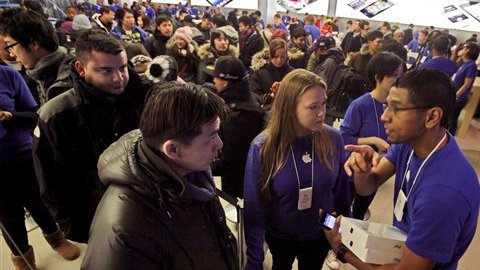 En la tienda localizada en la Quinta Avenida, en Nueva York, las "iPads 3" se venden como pan caliente.