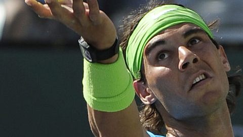 Rafa Nadal en un servicio ayer.