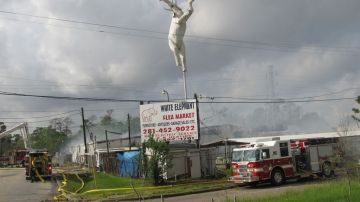 La pulga Elefante Blanco en el este de Houston fue consumida por incendio