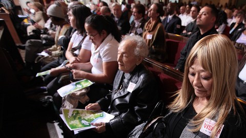 Residentes con membretes de visitantes y con mapa en mano analizaban la aprobación de los límites distritales.