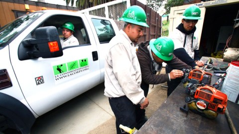 Los Angeles Conservation Corps es una gran oportunidad de empleo para jóvenes angelinos que aprenden y cobran.