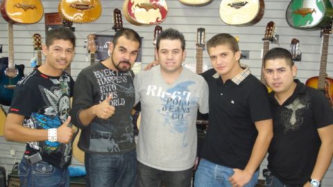 El grupo Cartel de Sinaloa en una foto de archivo. Dos de sus integrantes fueron baleados y su cantante Rodolfo Gómez Valenzuela (segundo desde la izquierda) falleció. El atentado se produjo mientras el grupo ensayaba.