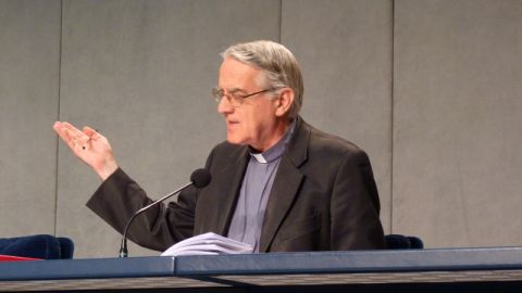 Desde la sala de prensa de la Santa Sede, Federico Lombardi, portavoz del Vaticano hablaba del próximo viaje del Papa.