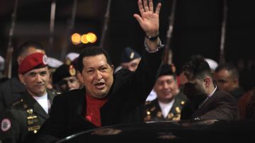 Hugo Chávez saluda a simpatizantes a su llegada a Caracas (Venezuela), 21 días después de partir hacia La Habana.