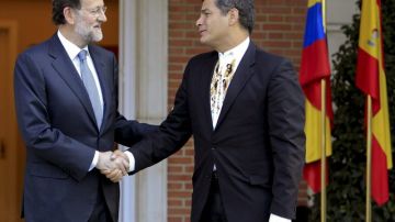 Mariano Rajoy (i), saluda en el Palacio de la Moncloa a Rafael Correa.