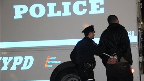 La imagen capta el momento en que un "indignado" -que no fue identificado por las autoridades-  fue arrestado y desalojado esta madrugada del Zuccotti Park.