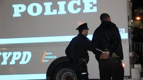La imagen capta el momento en que un "indignado" -que no fue identificado por las autoridades-  fue arrestado y desalojado esta madrugada del Zuccotti Park.