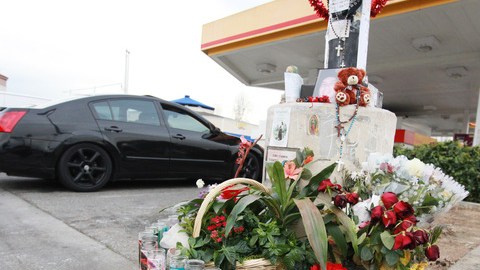 Una gasolinera es el espacio designado para recordar a una persona en un altar deliberadamente colocado en la acera.