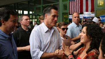El precandidato del Partido Republicano, Mitt Romney y el gobernador Luis Fortuño (i), en la plaza del mercado de Bayamón, Puerto Rico, durante una actividad de campaña con miras a las primarias de hoy.