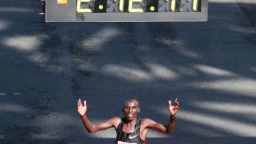 Njoroge cruza la meta del Maratón de LA.