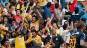 Vicente Matías Vuoso inicia el festejo del gol de la victoria del América en su casa.