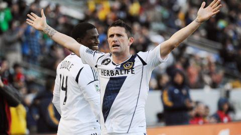 Robbie Keane, del Galaxy, celebra después de anotar el primero de sus dos goles al DC United, ayer, en el Home Depot Center.