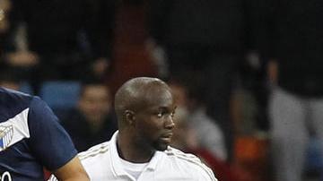 Santi Cazorla (der.) celebra su gol ante la mirada del defensa francés del Real Madrid, Lassana Diarra, ayer en el Santiago Bernabéu.