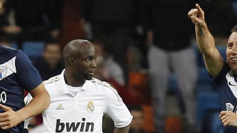 Santi Cazorla (der.) celebra su gol ante la mirada del defensa francés del Real Madrid, Lassana Diarra, ayer en el Santiago Bernabéu.