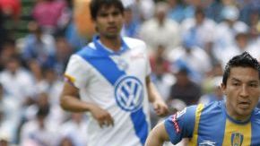 César Villaluz (c) de San Luis, maneja el balón ante la marca de Jaime Durán (d), del Puebla.