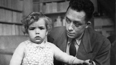"El Extranjero", obra maestra de Camus, describe la angustia del hombre en un mundo deshumanizante e individualista.