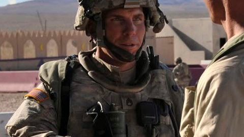El sargento del ejército de los EE.UU. Robert Bales (i), saluda a un compañero en el centro de entrenamiento de Fort Irwin, EE.UU.
