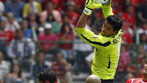 El arquero de Toluca Alfredo Talavara atrapa el esférico ante un ataque del  Monterrey, en juego que igualaron ayer a un gol por bando.