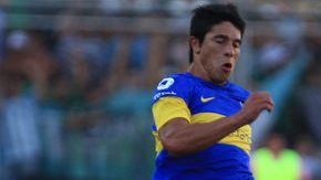 Facundo Roncaglia (izq.). del Boca, pelea el balón con Emmanuel Mas, del San Martín, ayer en el estadio del Bicentenario en San Juan.