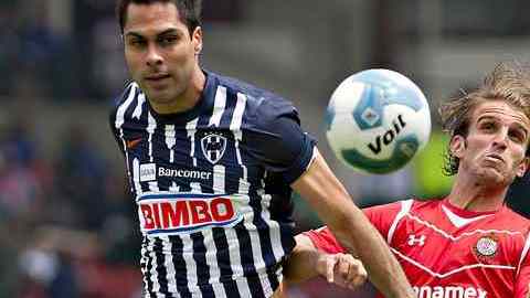 Iván Alonso (der.) fue lo más rescatable ayer del Toluca, que  fue exhi- bido por el Monterrey, al anotar su décimo tanto en el torneo.