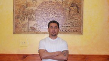Carlos Ortega combina la cocina tradicional de su país con el arte del tallado en madera. Es el propietario del restaurante Real Azteca en Hunts Point, en El Bronx.