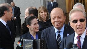 Los dueños de los Mets de Nueva York, Fred Wilpon, al centro, y Saul Katz, izquierda, ofrecieron detalles del acuerdo hoy.