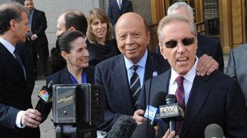 Los dueños de los Mets de Nueva York, Fred Wilpon, al centro, y Saul Katz, izquierda, ofrecieron detalles del acuerdo hoy.