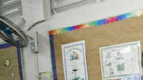 Un voluntario utiliza una luz para ver los dedos del Gobernador Fortuño (d), para confirmar que no ha votado anteriormente, el pasado 18 de marzo.