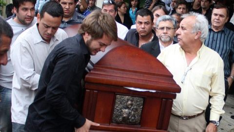 Familiares y amigos de Karen Berendique, hija del cónsul de Chile en Maracaibo, Fernando Berendique, cuando trasladaban su féretro.