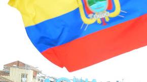 El prefecto del Azuay, Paúl Carrasco, del partido Izquierda Democrática, ondea la bandera durante la marcha 'Por la vida y la dignidad de los pueblos'.