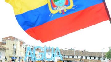 El prefecto del Azuay, Paúl Carrasco, del partido Izquierda Democrática, ondea la bandera durante la marcha 'Por la vida y la dignidad de los pueblos'.