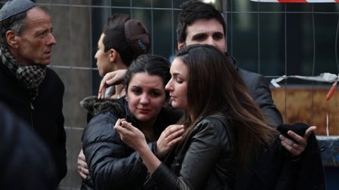 Gente consternada por los ataques se reúne a orar en la Gran Sinagoga de Toulouse.