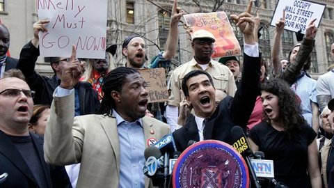 Los consejales Jumaane Williams, segundo desde la izquierda e Ydanis Rodriguez, al centro, acudieron hoy a apoyar los manifestantes y a censurar las acciones de la Policía.