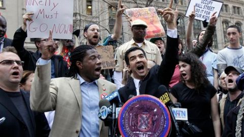 Los consejales Jumaane Williams, segundo desde la izquierda e Ydanis Rodriguez, al centro, acudieron hoy a apoyar los manifestantes y a censurar las acciones de la Policía.
