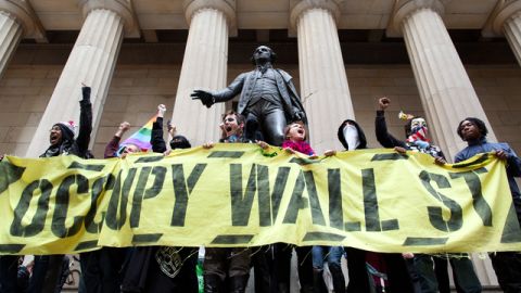 Manifestantes de Occupy protestando frente a la estatua de George Washington en Wall Street, festejando sus primeros seis meses de nacimiento, en Nueva York.
